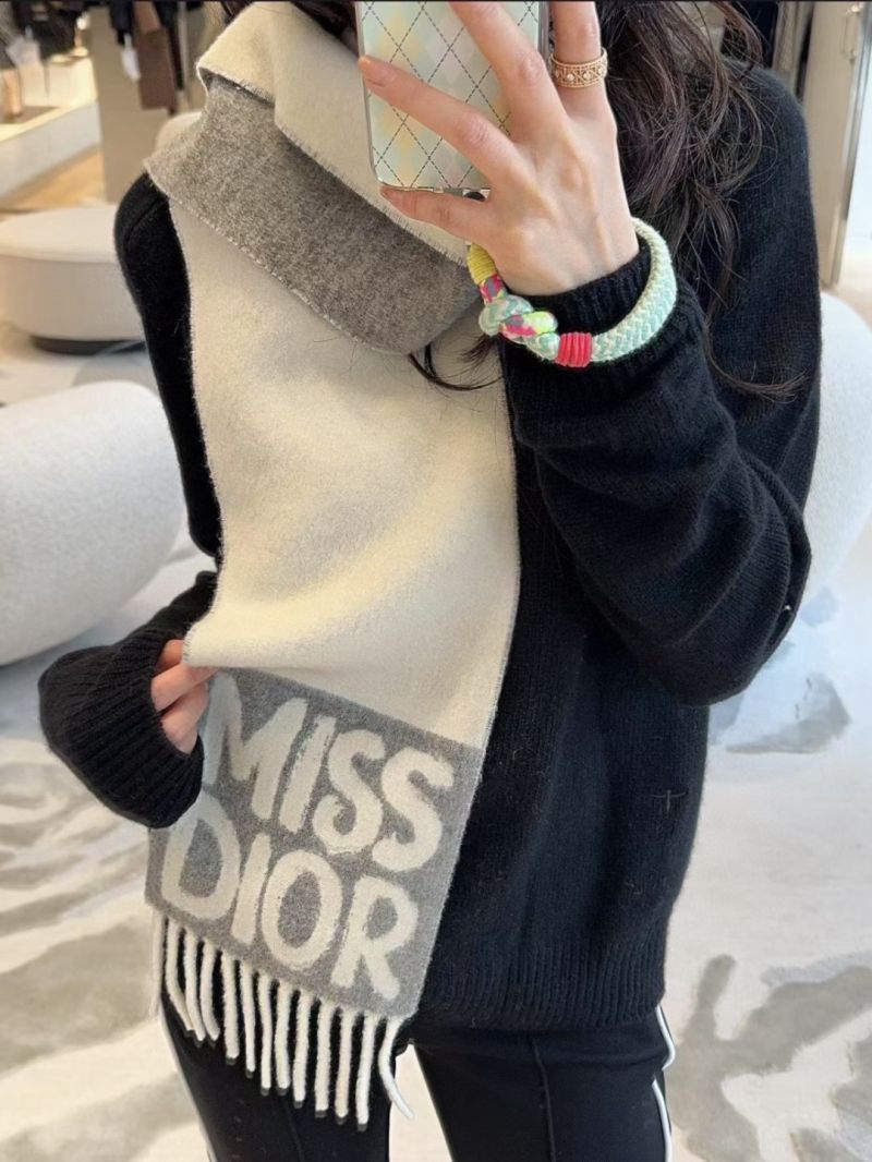 Dior Luxe Cashmere Scarf in Soft Pink, Ultra-Soft Feel & Iconic Logo - Elegant Winter Essential