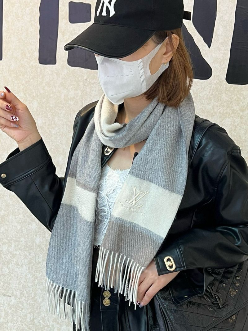 Louis Vuitton Grey Cashmere Scarf with Waterwave Pattern - Luxuriously Soft & Elegant