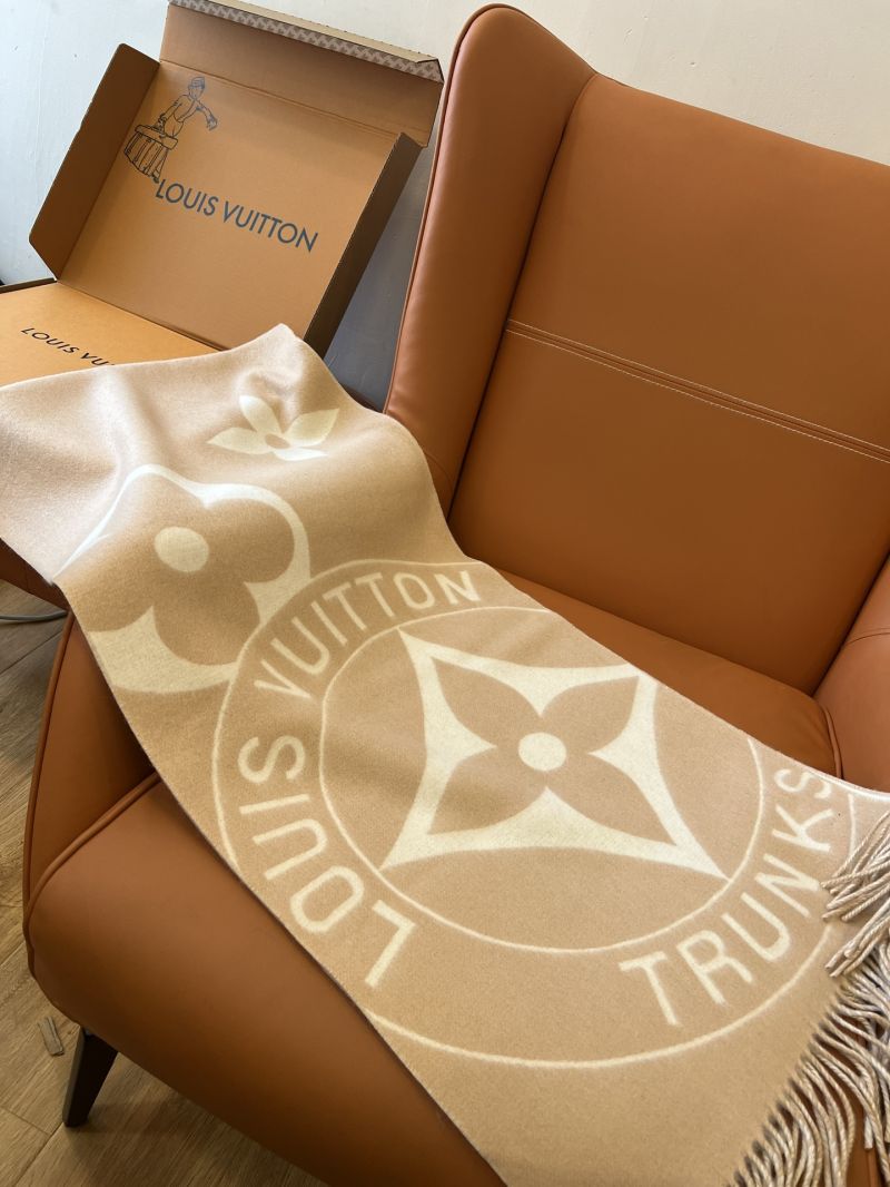 Louis Vuitton 2024 Autumn/Winter Lock & Keys Scarf in Creamy Beige Wool-Cashmere, Reversible Design