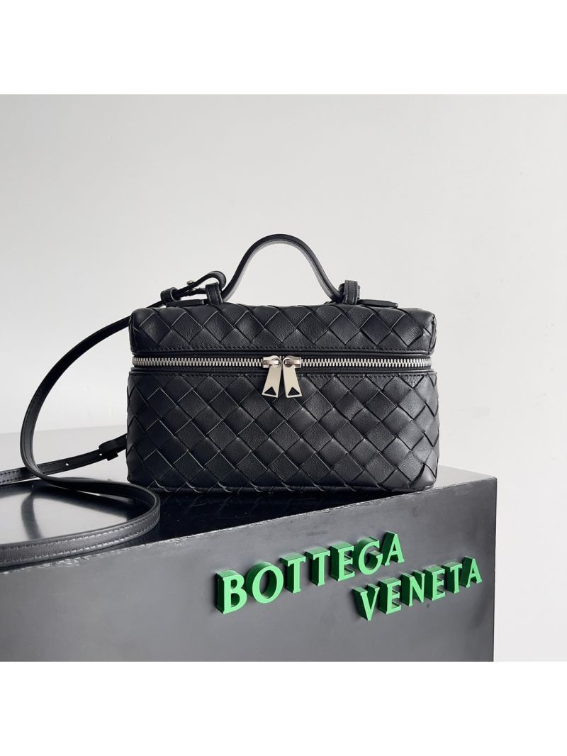 Bottega Veneta BV Bang Bang Intrecciato Leather Vanity Case 789109 black gold/silver