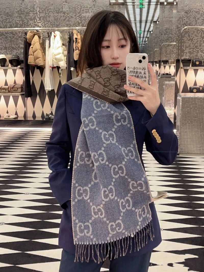 Gucci Luxurious Wool-Silk Blend Scarf blue