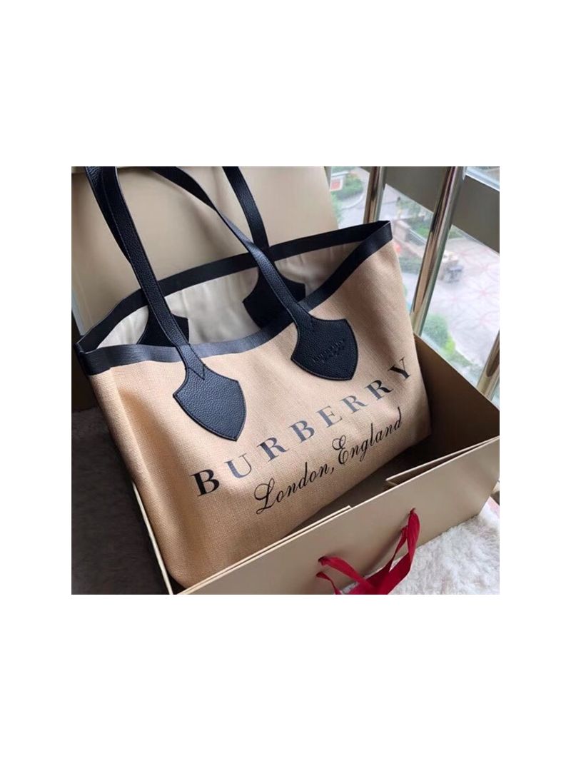 Burberry The Medium Giant Tote in Graphic Print Jute 40725021