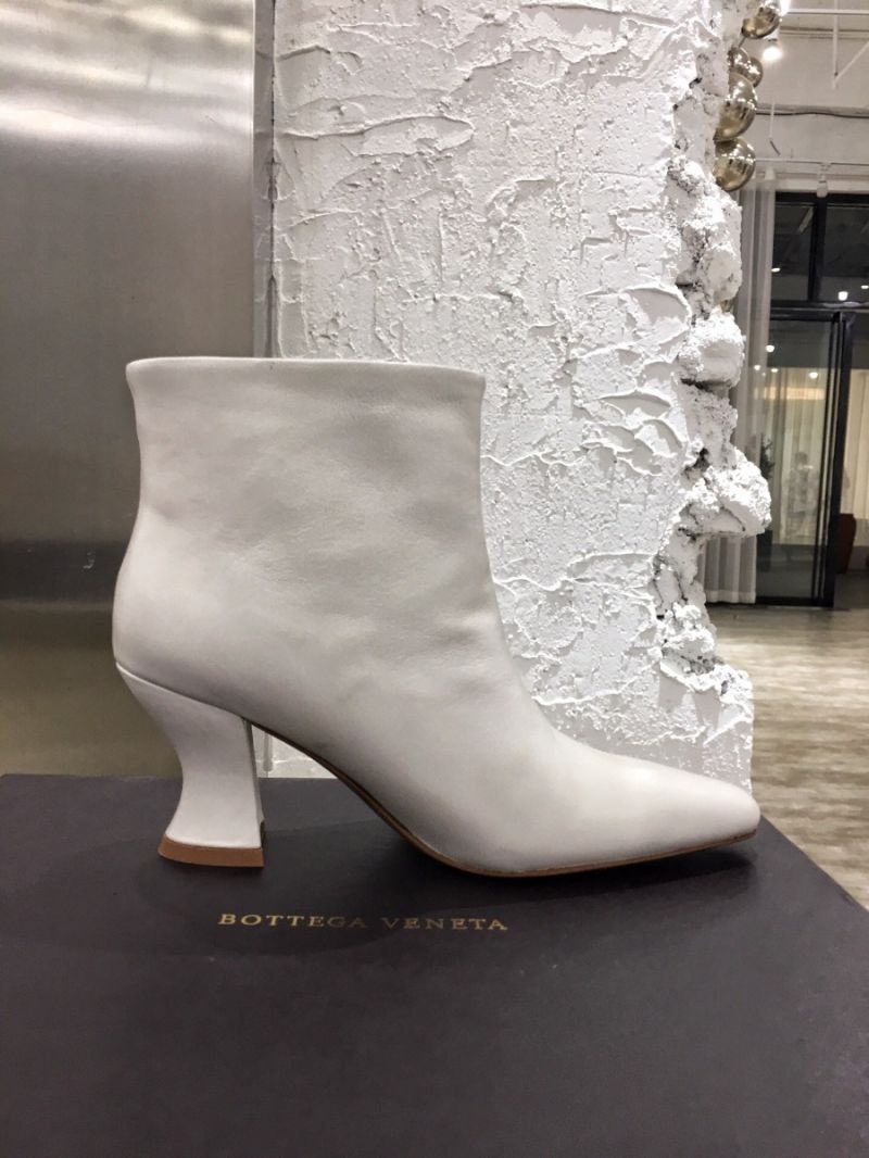 Bottega Veneta BV Almond Boots 608840 in Lambskin White