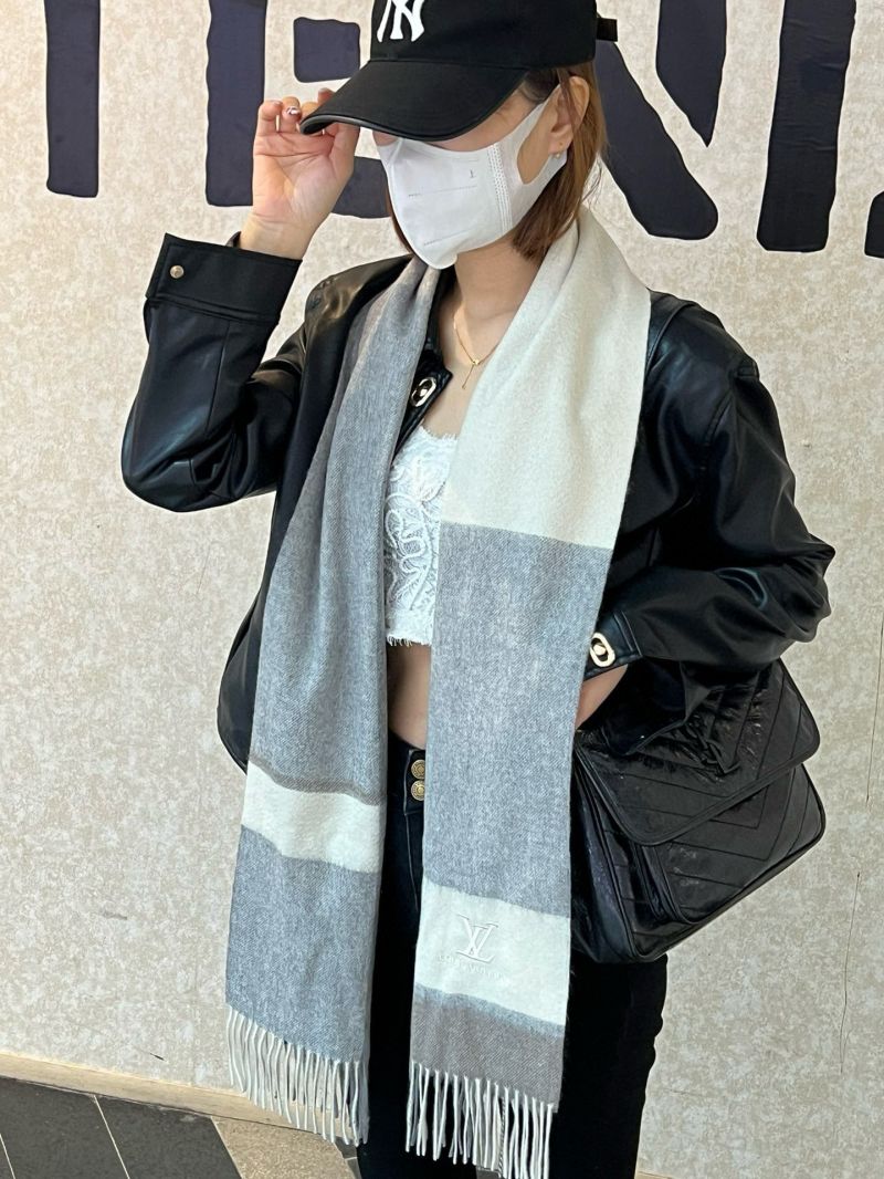 Louis Vuitton Grey Cashmere Scarf with Waterwave Pattern - Luxuriously Soft & Elegant