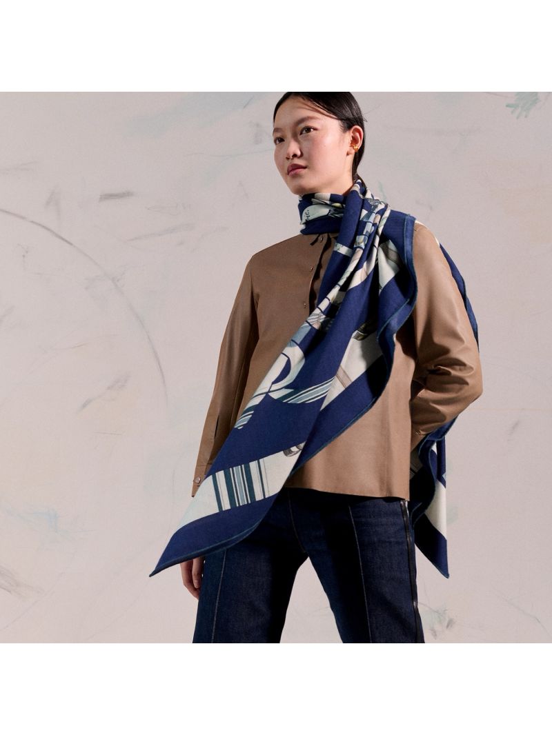 Hermes Eperon d'Or et Tenues de Jour shawl 140 H244216S Marine
