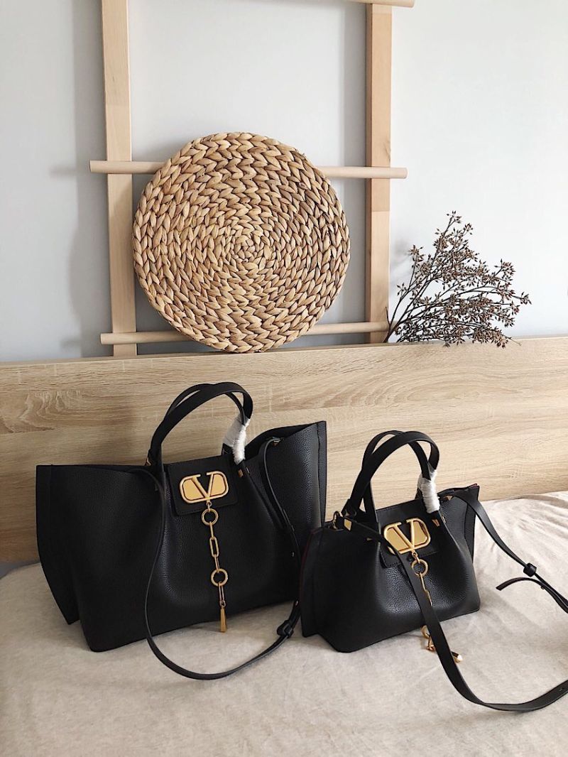 Valentino Garavani Vlogo Escape Grainy Calfskin Shopper SW2B0D99 Black