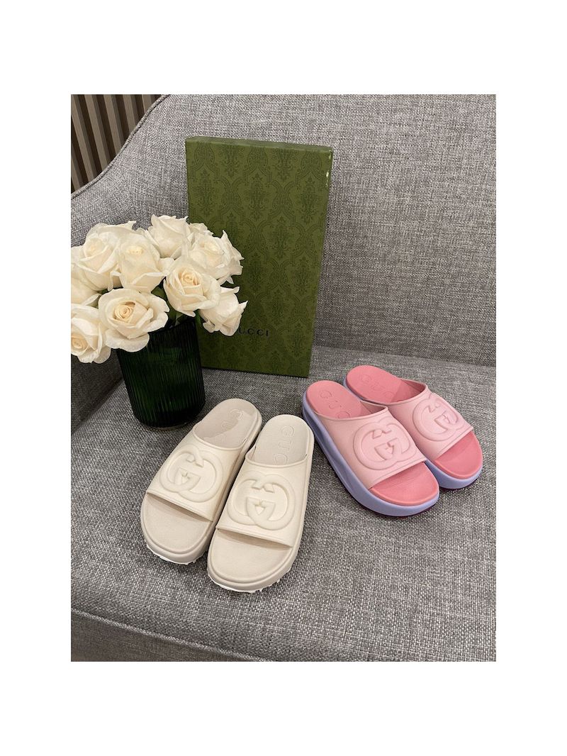 Gucci Women's slide sandal with Interlocking G 692845