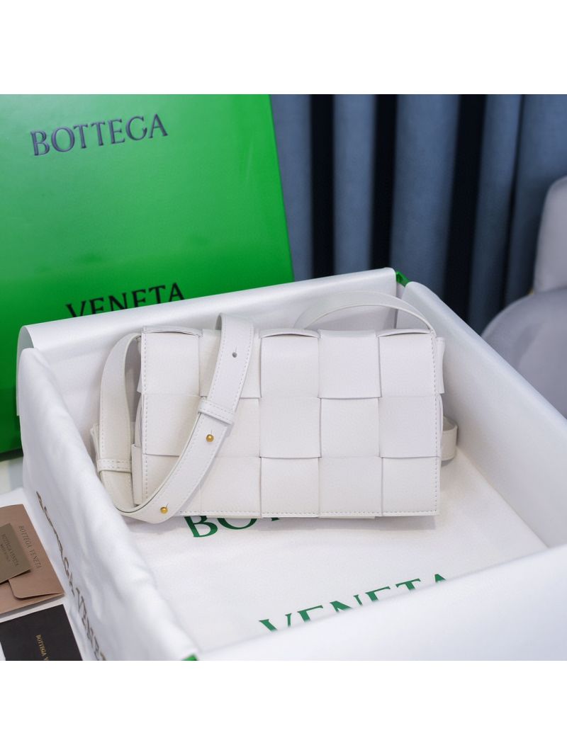 Bottega Veneta BV Cassette Bag in Maxi Intreccio Bag 578004 White
