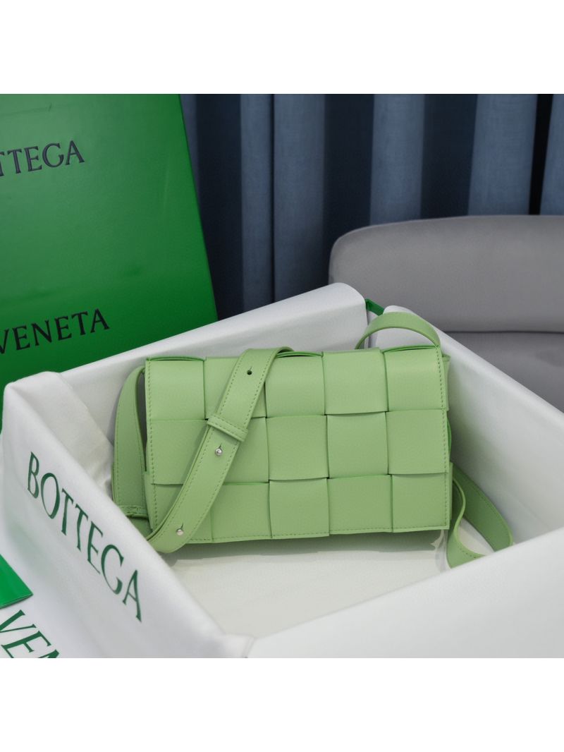 Bottega Veneta BV Cassette Bag in Maxi Intreccio Bag 578004 Pistachio