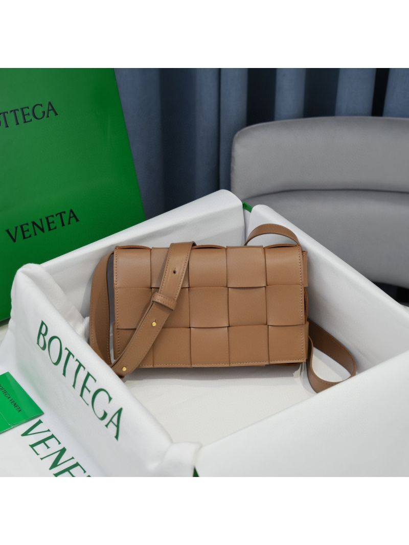 Bottega Veneta BV Cassette Bag in Maxi Intreccio Bag 578004 Caramel