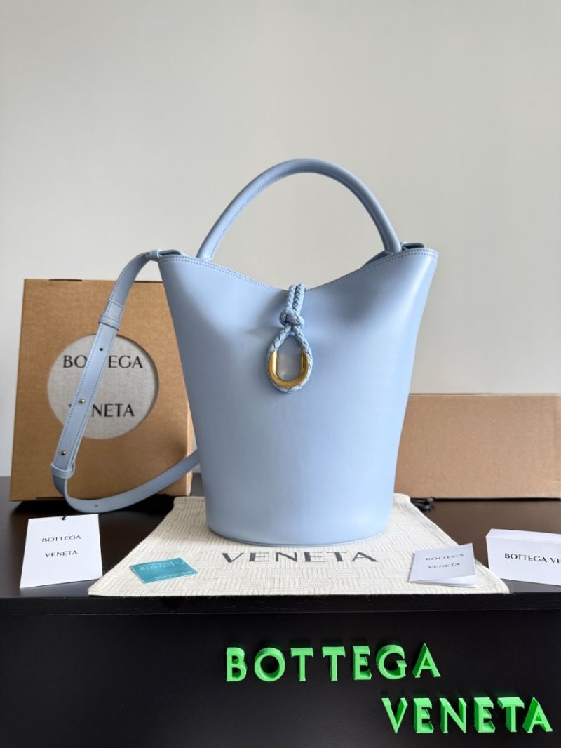 Bottega Veneta Liberta Bucket Bag in Smooth Calfskin Leather 806038 Lunar